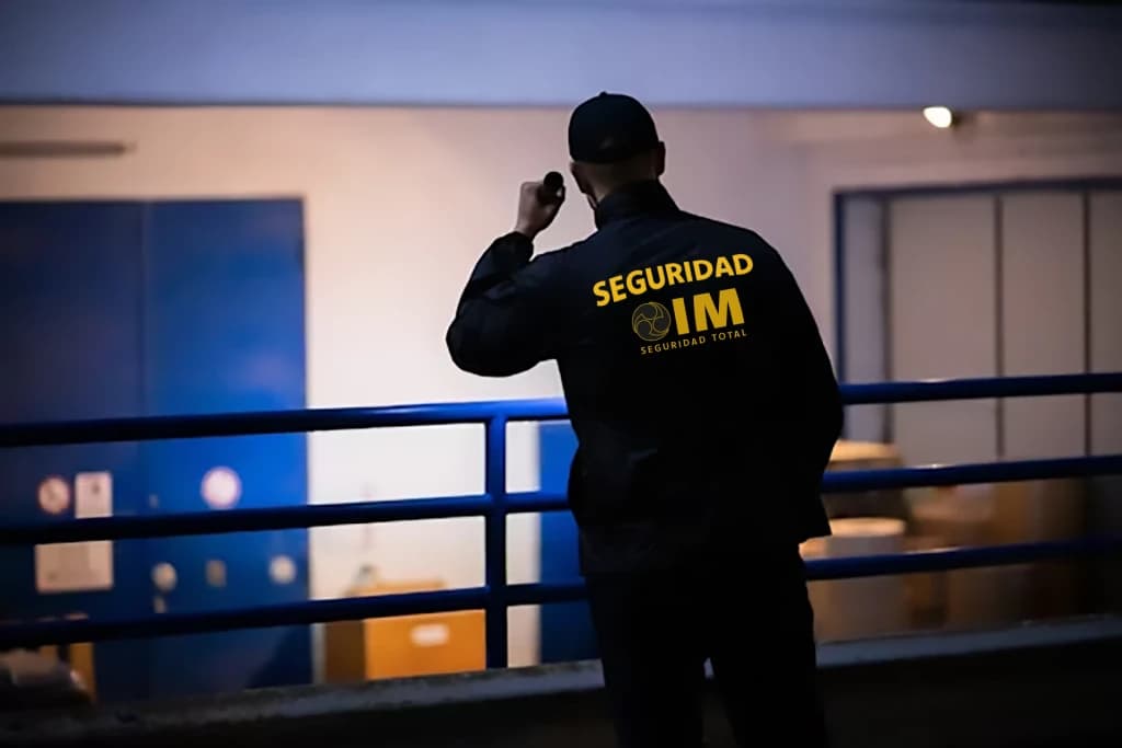 Personal de IM Seguridad Total custodiando un objetivo durante la noche