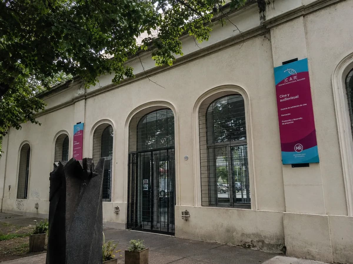 Entrada del Centro Audiovisual Rosario, con sus ventanales en arco