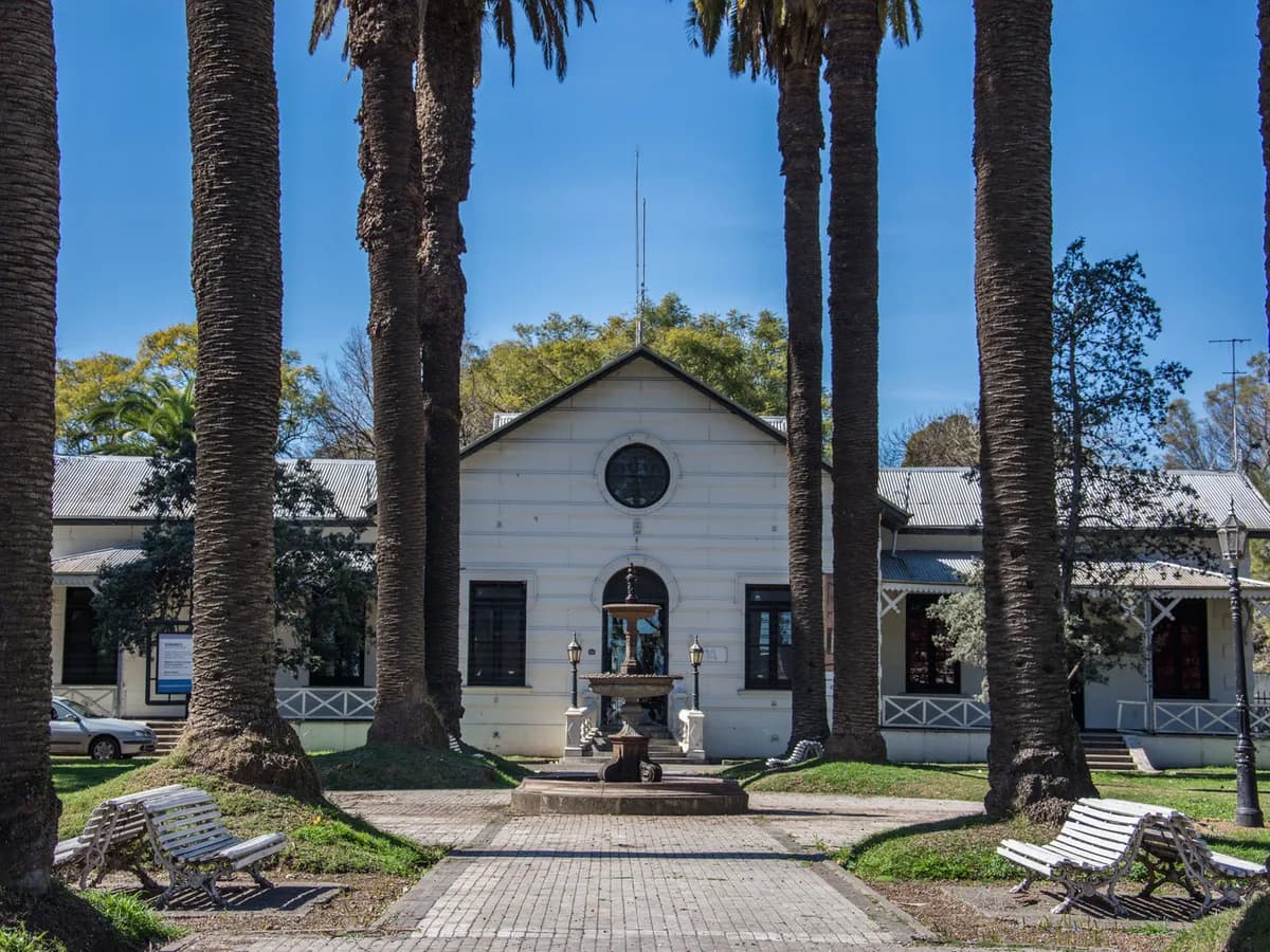 El Museo de la Ciudad de Rosario y su fuente, entre las palmeras del Parque Independencia